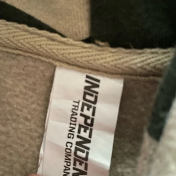 Brand new with no tag men sweater with a hood - Picture 4 of 4